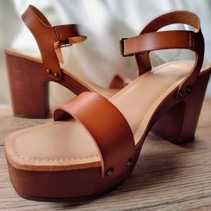 NWOT tan leather strappy sandal